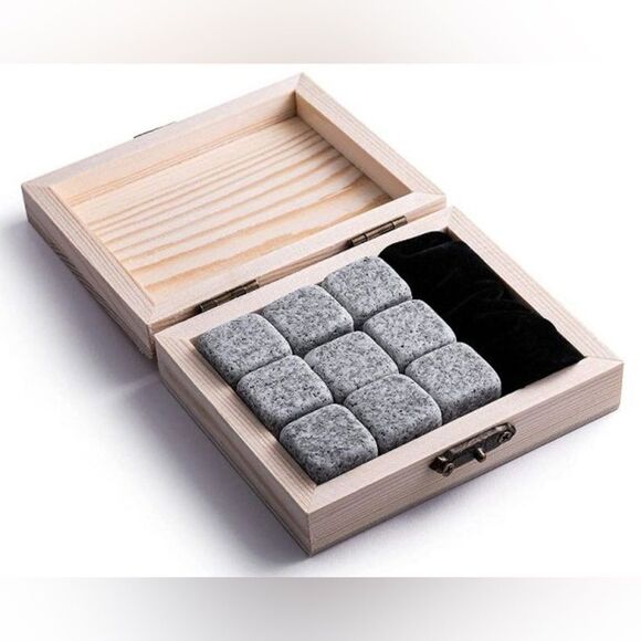 The Wine Savant Whiskey Decanter Globe Set with 2 Etched Whiskey Glasses - Picture 6 of 8